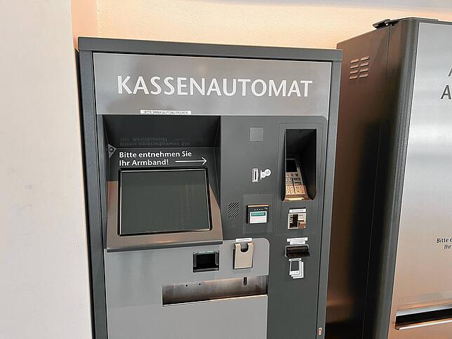 Weil der Saunabereich geschlossen ist und daher weniger Andrang herrsche, können die Kassenkräfte die Aufgabe des Kassenautomats selbst ...