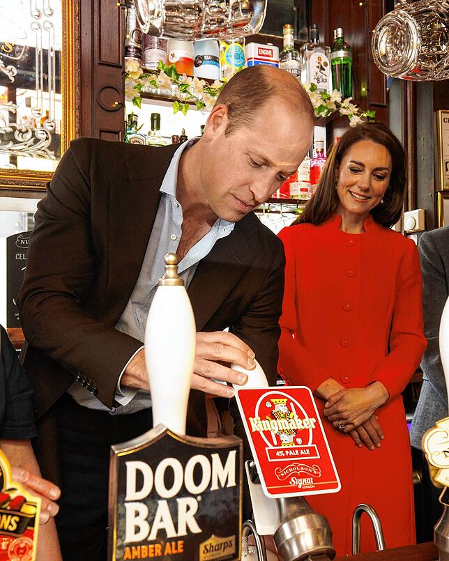 William, Prinz von Wales, zapft im Pub „Dog & Duck“ in London das erste Bier von Kingmaker, einem neuen Gebräu zur Feier der ...