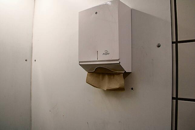 In der öffentlichen Toilette bei der Schlossgarage in Tiengen sind ausreichend Papierhandtücher vorhanden.