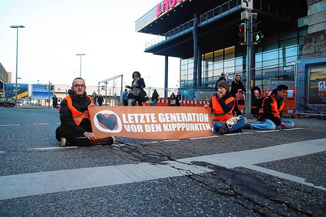 Klimaaktivisten von der Letzten Generation (hier ein Foto von Februar in Konstanz) machen für Samstag, 12. August, wieder mobil.