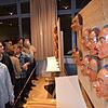 Dicht drängen sich die Besucher, um einen Blick auf die ausgestellten Merz-Masken zu erhaschen.