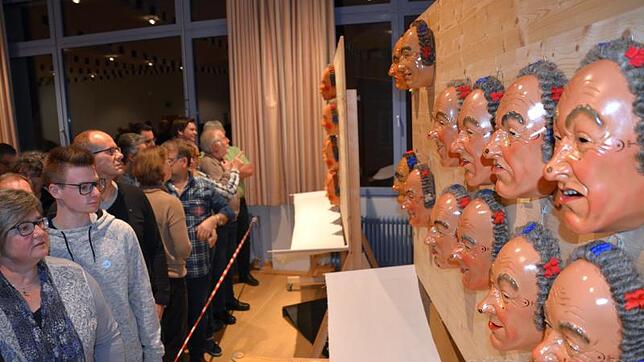Dicht drängen sich die Besucher, um einen Blick auf die ausgestellten Merz-Masken zu erhaschen.