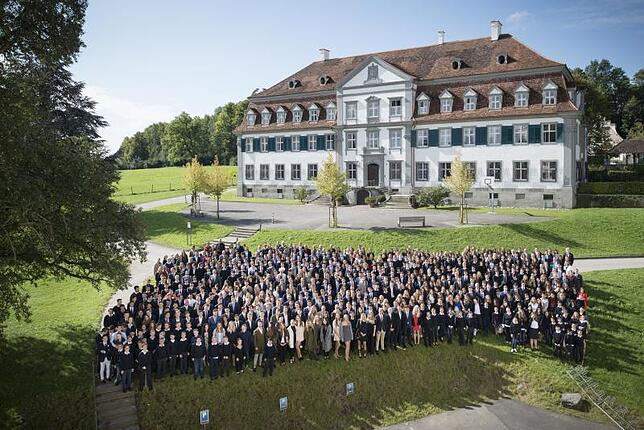 Die gesamte Schülerschaft steht vor dem frisch sanierten Rentamt. Die Aufnahme ist am Tag der offiziellen Schuljahreseröffnung ...