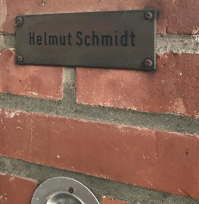 Ganz bürgerlich: Das Messingschild von Helmut Schmidt über der Klingel am Doppelhaus.