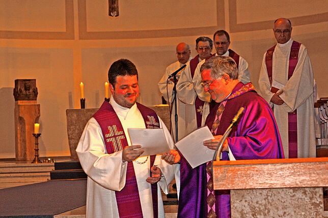 Der Amtsvorgänger als Leiter des Dekanats Sigmaringen-Meßkirch, Christoph Neubrand (links), erhielt 2008 im Rahmen eines festlichen ...