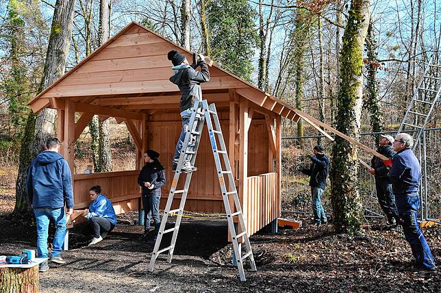 Mitglieder des Jugendgemeinderats und Helfer haben die Hütte 2020 selbst gebaut. Jetzt wurde sie Opfer von Vandalismus. Das soll künftig ...