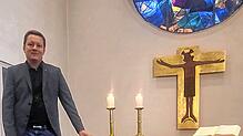 Pfarrer Sebastian Degen in der Pfullendorfer Christuskirche, die er wegen ihrer besonderen Ausstrahlung besonders schätzt und weil sie ...