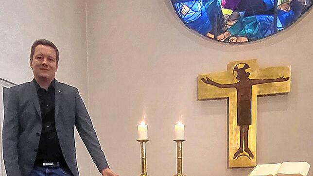 Pfarrer Sebastian Degen in der Pfullendorfer Christuskirche, die er wegen ihrer besonderen Ausstrahlung besonders schätzt und weil sie ...