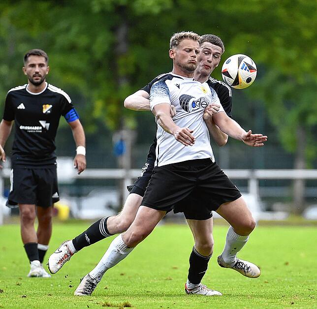 Torlos im Hinspiel: Im August holten Jeremy Stangl (vorn gegen Simon Hilpert) und der FSV Rheinfelden ein 0:0 beim SV 08 Laufenburg im ...