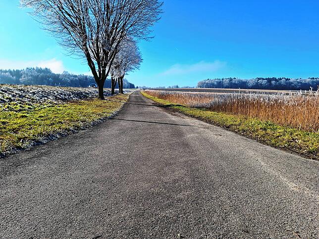 Vom Ortsausgang aus führt ein geteerter landwirtschaftlicher Weg, bevor es auf die Landesstraße geht.