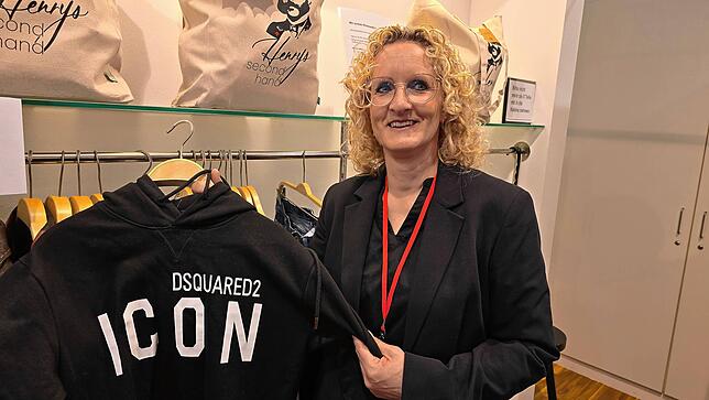 Verkäuferin Sabine Boss mit einem Hoodie der Marke Dsquared2.
