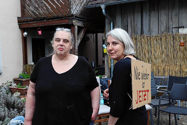 „Nie wieder ist jetzt“, ist sich Heike Ehrmann sicher, die die Mahnwache angemeldet hat. Dagmar Habisreuther (links) stellte dafür ihr ...