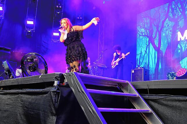 Viele Besucher bei Nelly Furtado und Joya Marleen beim Festival Stars in Town auf dem Herrenacker inmitten der Schaffhauser Altstadt.
