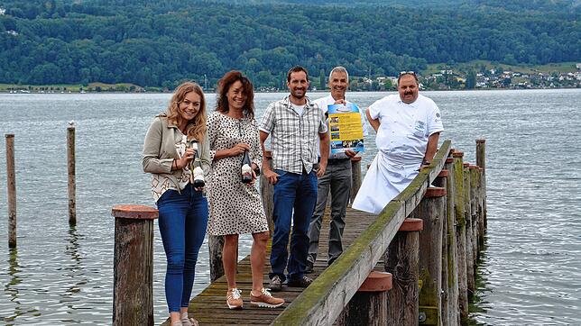Wollen die Produktion von regionalen Lebensmitteln beim Essen erklären: Desiree und Beate Vollmayer (v. li., Weingut Vollmayer in ...