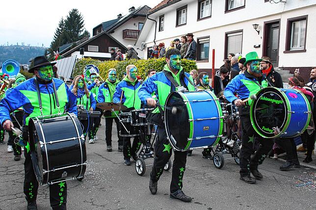 Bild 12: Herrischrieder Dorffasnacht: Hooriwälder und Dorfbuebe zeigen beeindruckende Masken
