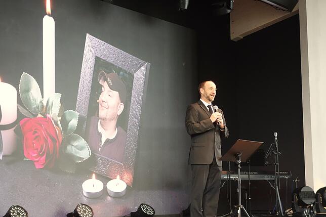 Daniel Plessing würdigte den kreativen und humorvollen Menschen Lars Höllerer, der anderen Mut machen konnte.