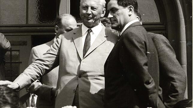 Bundeskanzler Kurt Georg Kiesinger feiert im August 1968 auf der Waldshuter Chilbi. Rechts neben Kiesinger steht Hans Studinger.