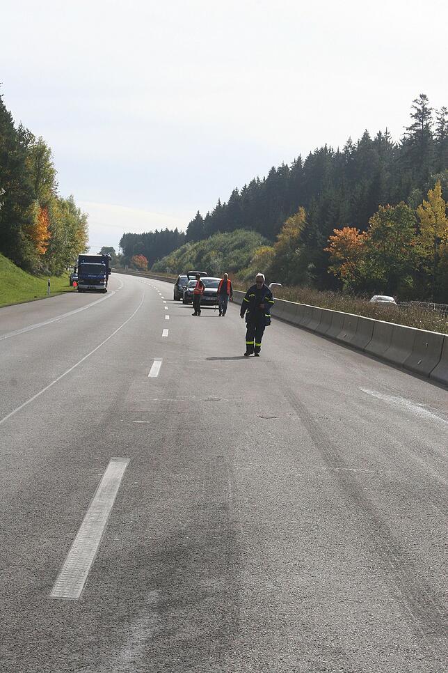 Bild 9: Bilder vom Abtransport des Felsbrockens auf der A81 nach dem Unfall nahe Trossingen