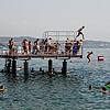 Der Sprungturm beim Westbad in Überlingen an einem normalen Sommertag. Dieses Bild wird es dort wohl vorerst nicht geben.