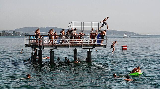 Der Sprungturm beim Westbad in Überlingen an einem normalen Sommertag. Dieses Bild wird es dort wohl vorerst nicht geben.