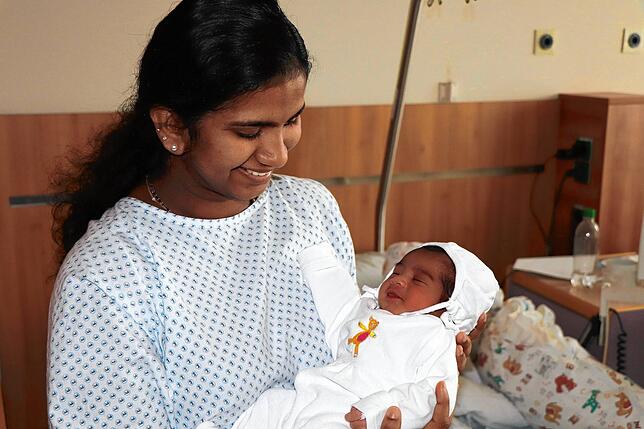 Sneha Francis mit ihrer Tochter Amelia, die am Neujahrstag im Klinikum Friedrichshafen zur Welt kam.