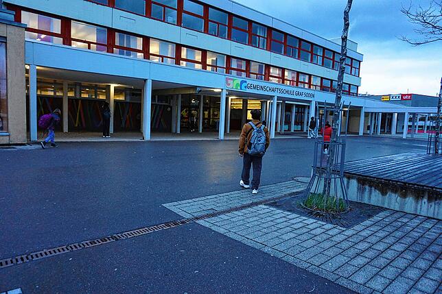 Schüler gehen morgens in die Gemeinschaftsschule Graf Soden in Friedrichshafen.