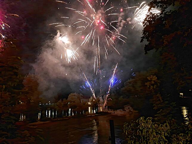 Das Feuerwerk über dem Rhein beginnt um 23.05 Uhr.