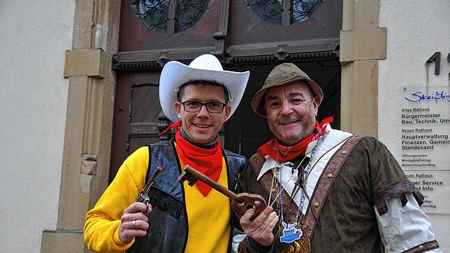 Lucky Luke Benjamin Mors nützte auch sein Colt nichts, der Rächer der Steißlinger, Markus Löffel, hält den Schlüssel zur Macht in der Hand.