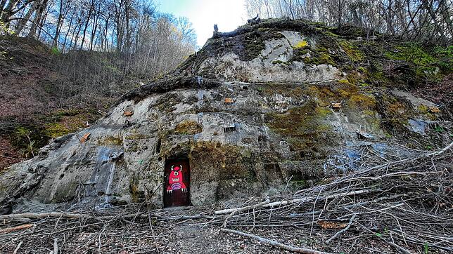 Auf der Lichtung bei Grillplatz und Schiffsanleger unterhalb der gesperrten Marienschlucht wird im Herbst der Treppenturm zur neuen ...