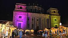 Der in wechselnden Farben illuminierte Dom und die festlich geschmückten Holzhütten sorgen für eine besondere Atmosphäre beim ...