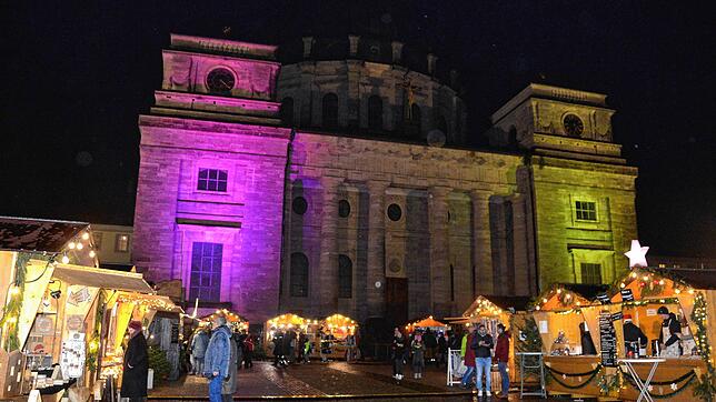 Der in wechselnden Farben illuminierte Dom und die festlich geschmückten Holzhütten sorgen für eine besondere Atmosphäre beim ...