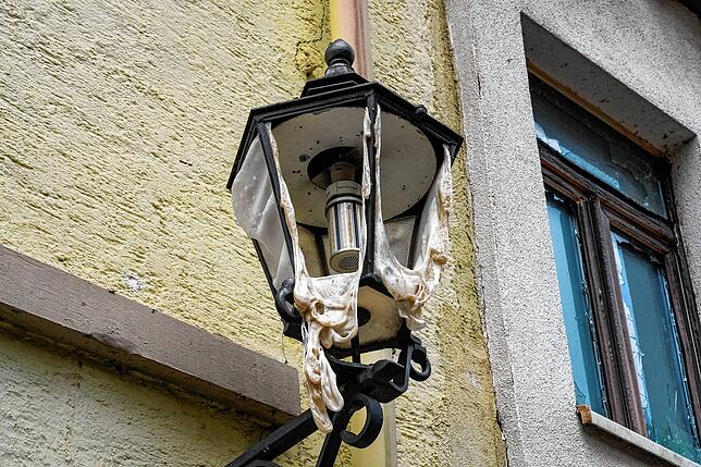 Selbst das Kunststoff der Straßenlaterne ist durch die immense Hitze geschmolzen.