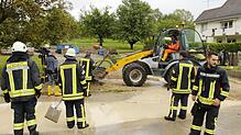 Die Feuerwehrleute aus Schwandorf, Neuhausen und Worndorf arbeiten bei größeren Einsätzen zusammen, wie hier nach starken Regenfällen ...