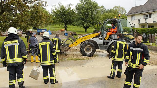 Die Feuerwehrleute aus Schwandorf, Neuhausen und Worndorf arbeiten bei größeren Einsätzen zusammen, wie hier nach starken Regenfällen ...