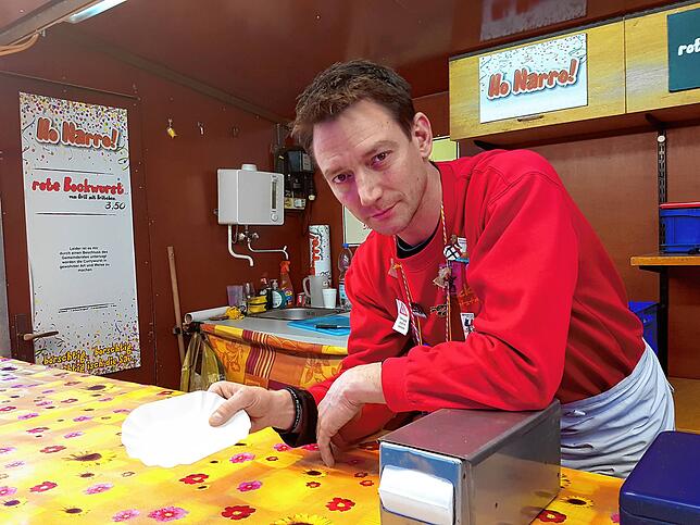 Marcus Glöckler zeigt die Pappschale.