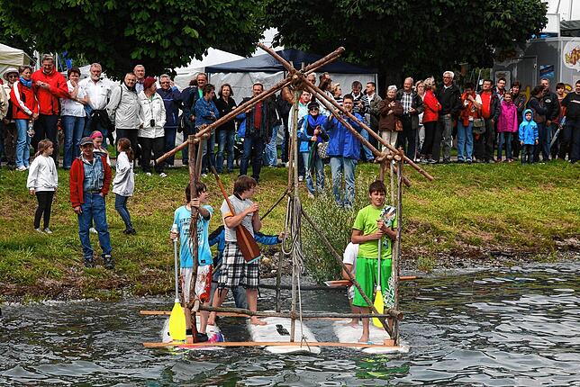 2011: Das neu ernannte Weltkulturerbe der Pfahlbauten hatte es den Unteruhldingern Julian Sulger, Johanna Sulger, Niclas Rimmele, Nico ...