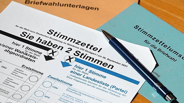 Ein Stimmzettel für die Briefwahl zur Bundestagswahl liegt auf einem Tisch. In Baden-Württemberg sind 24 Landeslisten von Parteien ...