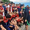 Jürgen Klopp ganz nah. Der Trainer des FC Liverpool gibt den Nachwuchsspielern des SV Aasen viele Autogramme.