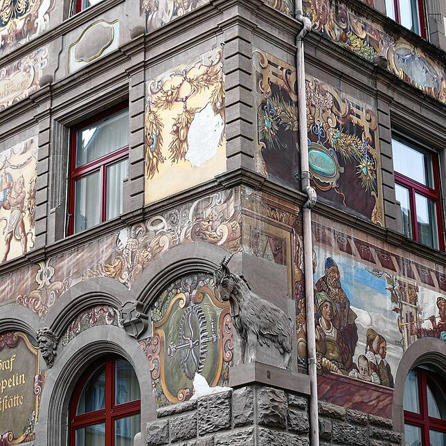 An vielen Stellen sind die Fassadenmalereien beschädigt.