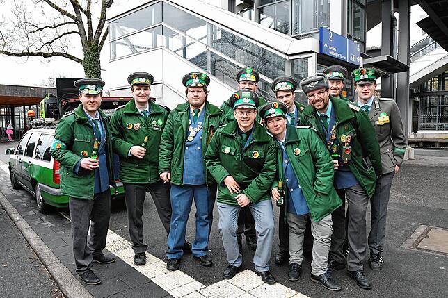 Der Verein NV(A) Grenzer ist in Gottmadingen wieder mit von der Partie – mit grünen Uniformen und passend dekoriertem Auto.