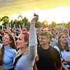Das Publikum feierte beim Konzert von „Alligatoah“ ausgelassen und bei schönster Konstanzer Kulisse im Abendrot.