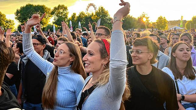 Das Publikum feierte beim Konzert von „Alligatoah“ ausgelassen und bei schönster Konstanzer Kulisse im Abendrot.