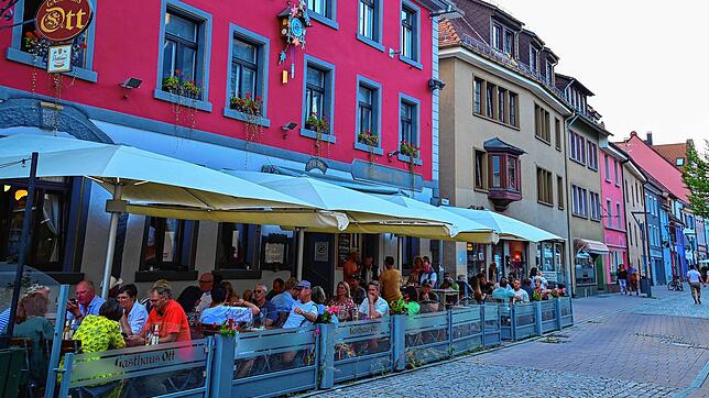 Länger draußen sitzenbleiben dürfen die Gäste inzwischen auch in der Färberstraße. Eine Regelung, die sich aus Sicht der Gastronomen ...