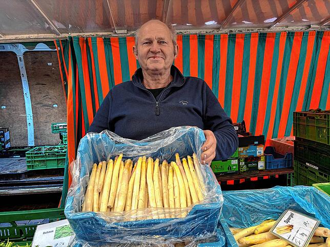 Josef Brandstetter kann auf seinem Hof in Oberkirch seit einer Woche Spargel ernten.