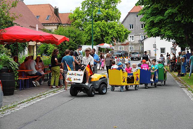 Das Aach-Linzer Dorffest ohne das Bähnle – für die kleinen Besucher undenkbar. Die Fahrten durch das Dorf sind immer eine Attraktion.