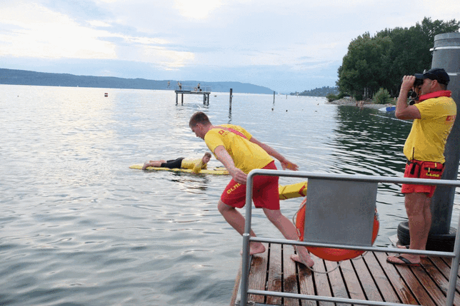 Sebastian Maisch &bdquo;rettet&ldquo; Daniel Glöckler aus dem Wasser