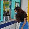 Mit dem ausgedruckten QR-Code geht es für die Schülerin Damla Özdemir aus Görwihl ins Albbrucker Freibad.