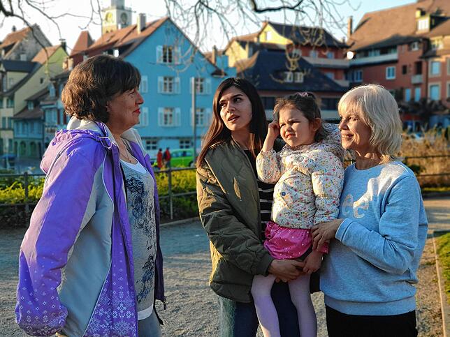 Marina Müller (links) half ihren ukrainischen Freundinnen, die aus Charkiw fliehen mussten, bei ihrer Ankunft in Überlingen: Anna (32) ...