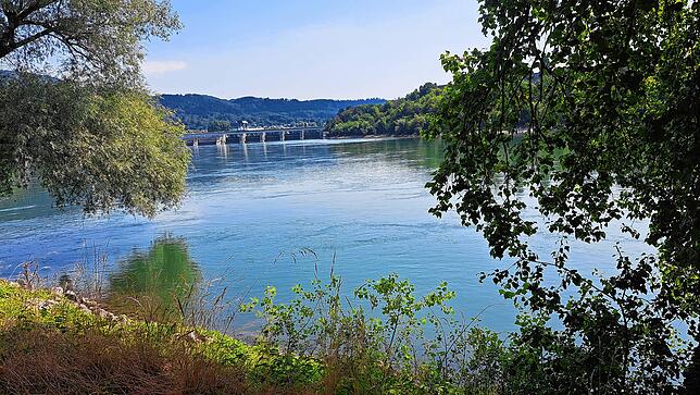 Ein Spaziergang am Rhein bietet herrliche Ausblicke.