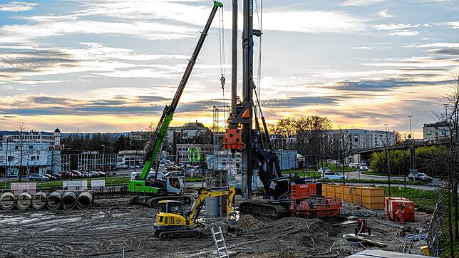 Hier wird erst gebohrt und dann gebaut: Bei der Schänzlebrücke haben die Arbeiten für das Asisi-Panorama begonnen. Im Jahr 2025 soll das ...